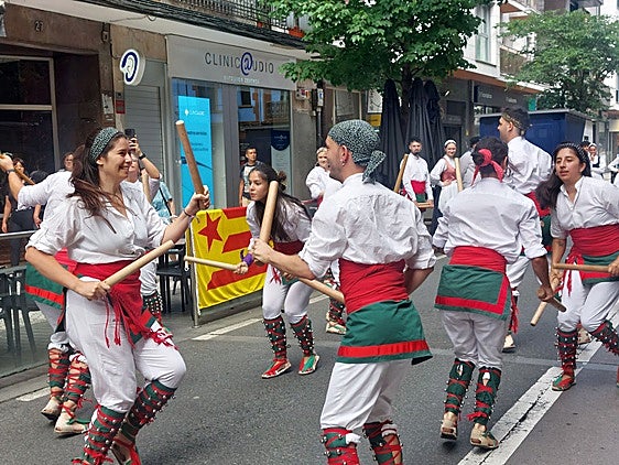 Los integrantes de la Colla Bastonera del Montserratí en plena actuación en la calle Biteri.