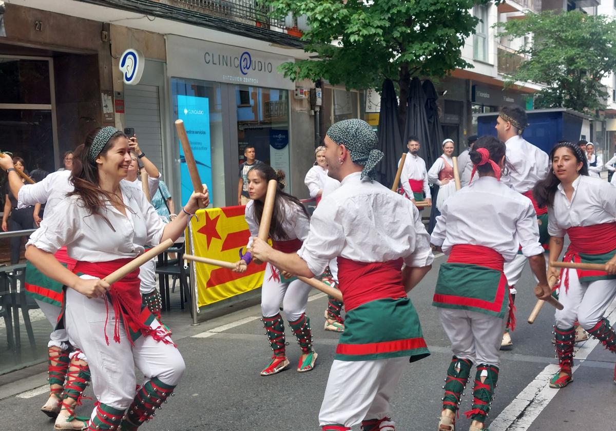 Los integrantes de la Colla Bastonera del Montserratí en plena actuación en la calle Biteri.