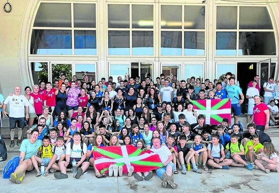 Gran cuadrilla balonmanista de La Salle Legazpi durante su estancia en Granollers.
