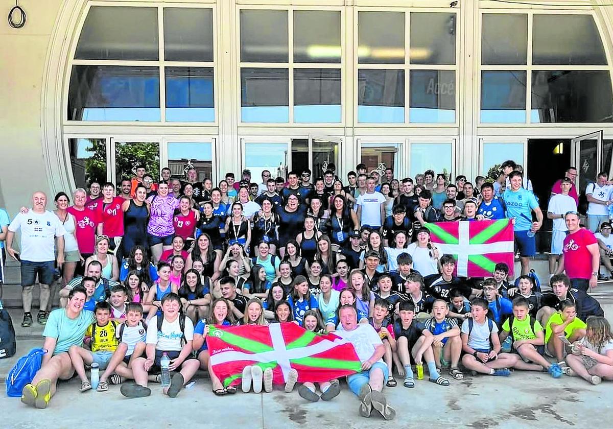 Gran cuadrilla balonmanista de La Salle Legazpi durante su estancia en Granollers.