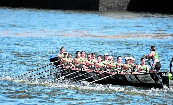 La trainera 'Maialen' en la regata en Portugalete.
