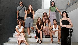 Beka jasoko duten sortzaileak Udaleko eta Kulturaz kooperatibako kideekin.