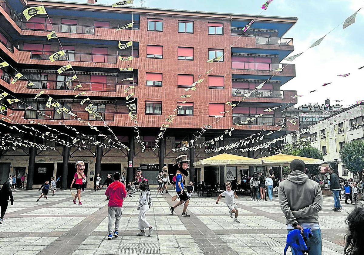 El barrio. Volverá a contar con unas completas fiestas este año.