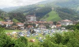La zona de Landazelaiak comenzó a llenarse ya el viernes de tiendas de campaña de jóvenes que se acercan a fiestas de Lesaka.
