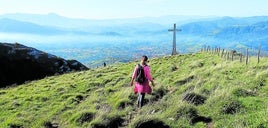 Vista de la cruz de Uzturre, un elemento icónico del paisaje de Tolosa y su comarca, sobre el que se debatió en el últi mo Pleno Municipal.