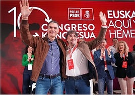 Pedro Sánchez y Eneko Andueza, en el congreso del PSE-EE celebrado en febrero en San Sebastián.