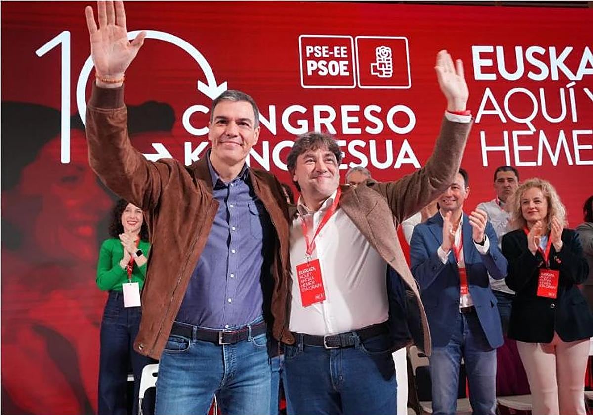 Pedro Sánchez y Eneko Andueza, en el congreso del PSE-EE celebrado en febrero en San Sebastián.