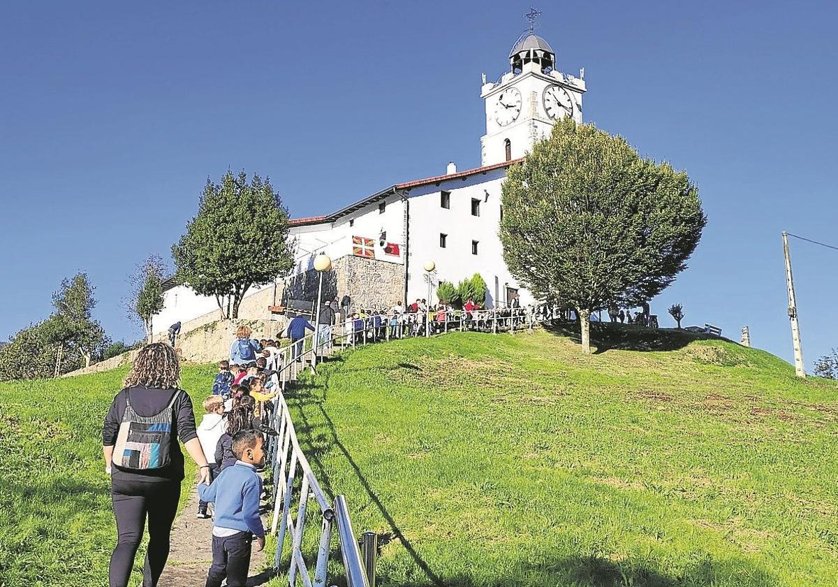Estudiantes en su visita anual a la ermita.