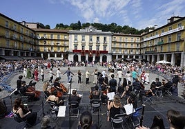 La plaza Euskal Herria de Tolosa ha acogido la soka-dantza que ha reunido a 70 representantes públicos del territorio.