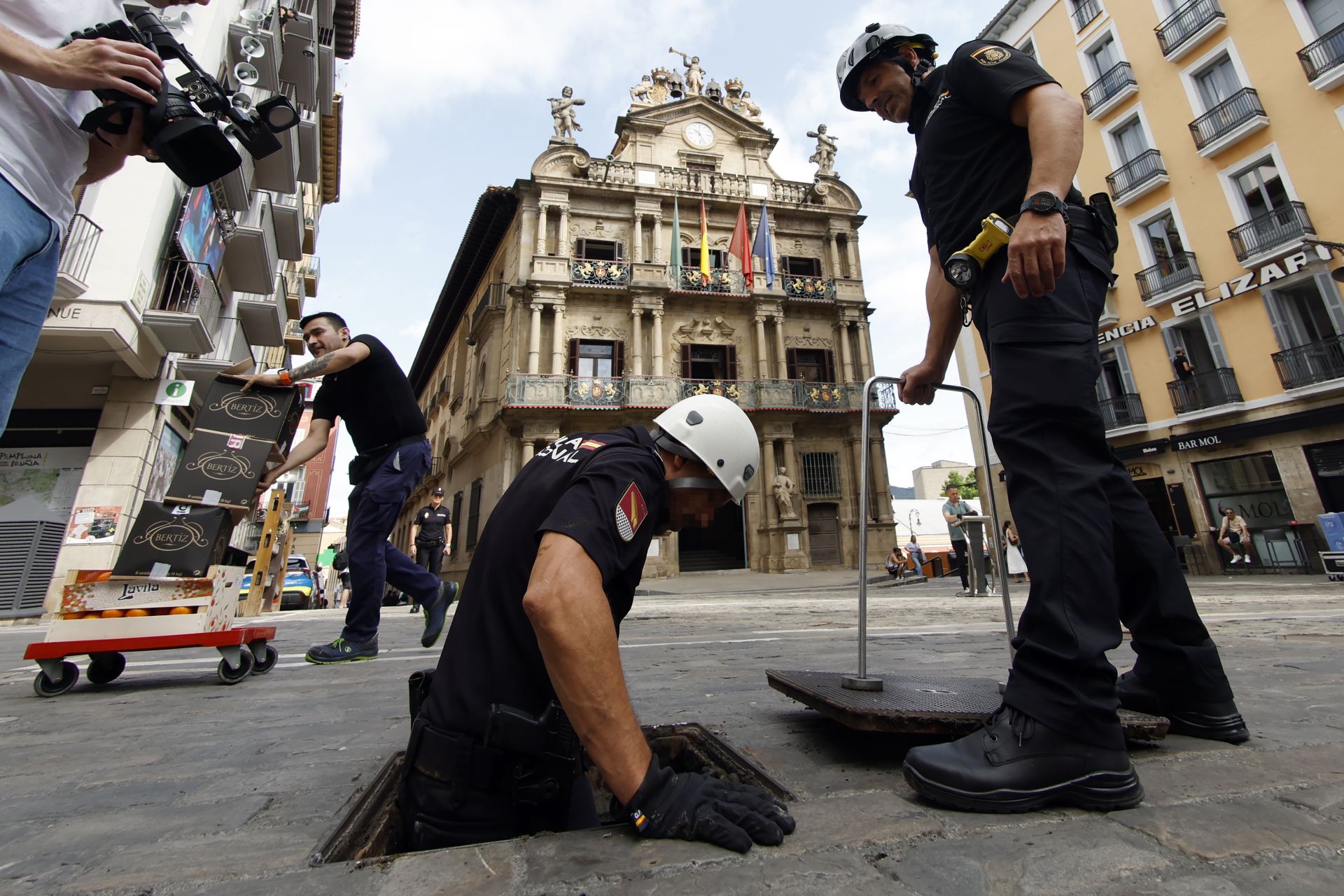 Agentes de la Policía Nacional inspeccionan las galerías subterráneas bajo el recorrido del encierro.
