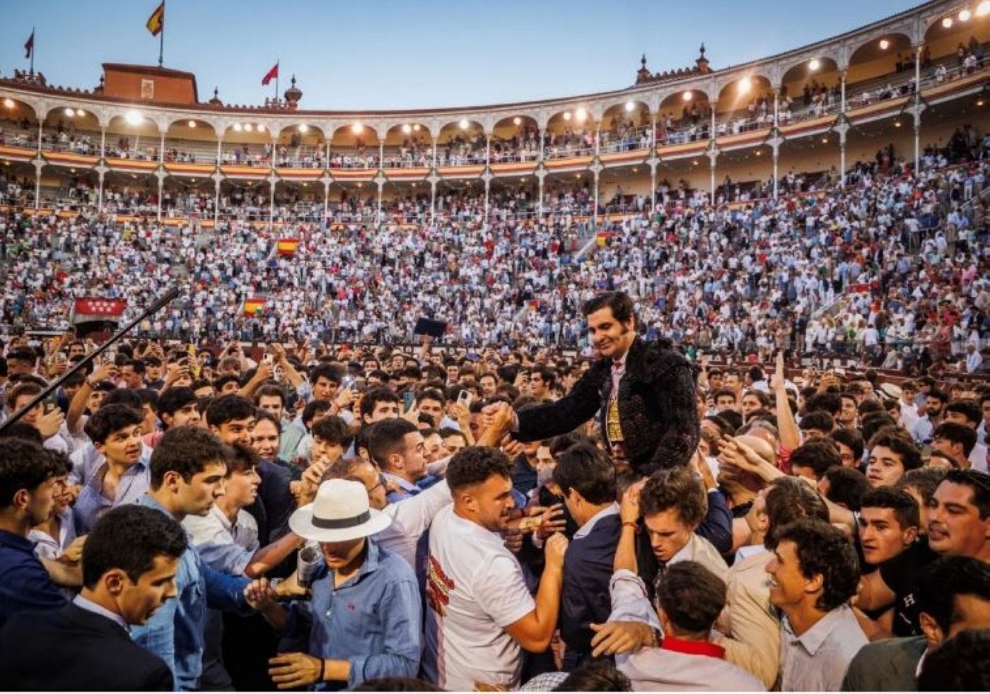 La impresionante salida a hombros de Morante en la corrida de Beneficencia el 8 de junio.
