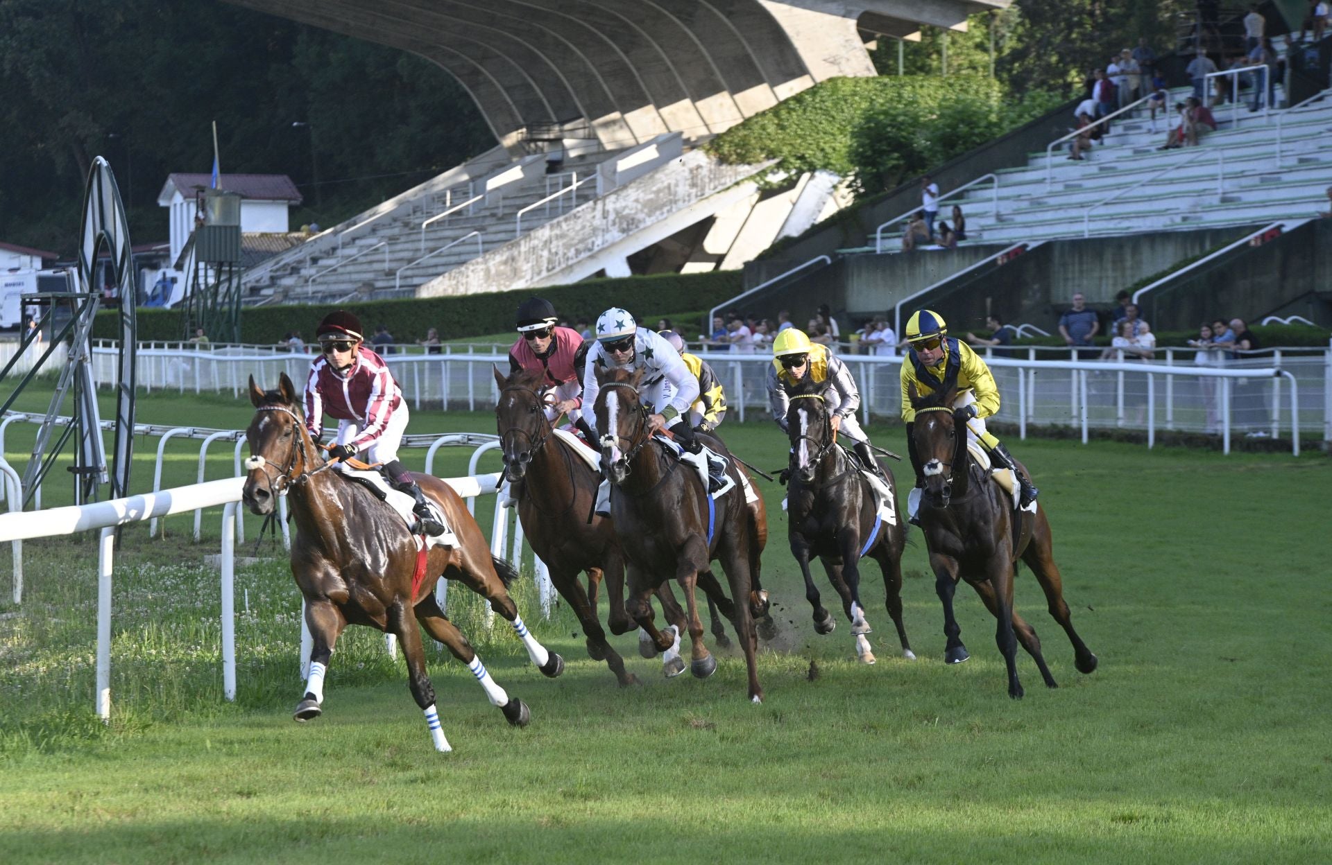 Carrera de caballos en el hipódromo de San Sebastián