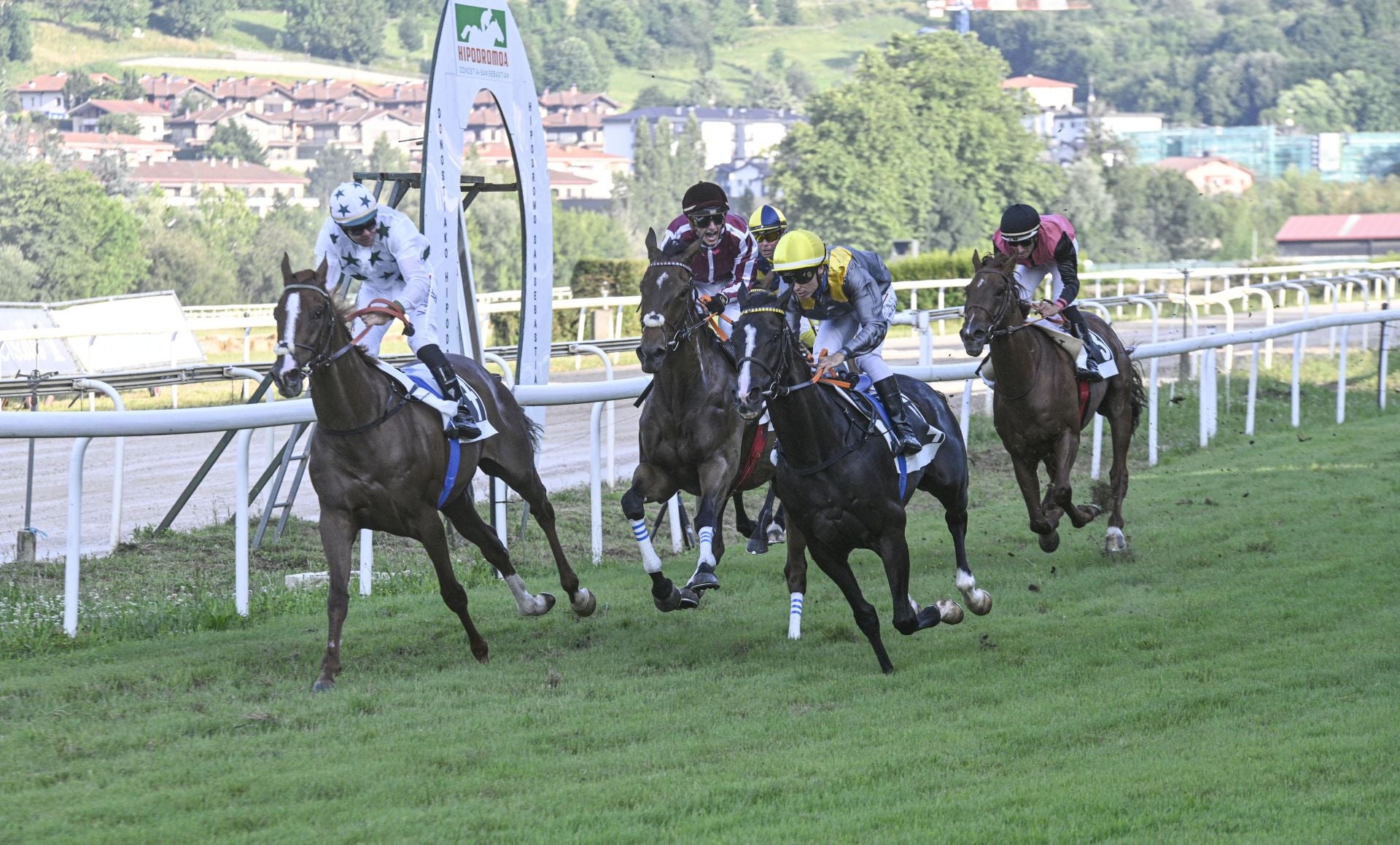 Carrera de caballos en el hipódromo de San Sebastián