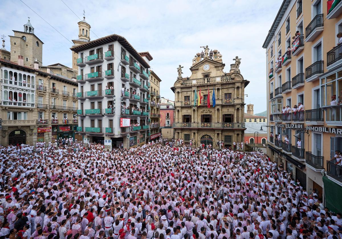 La plaza del Ayuntamiento de Pamplona, abarrotada.
