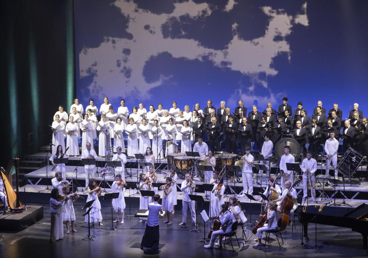 Imagen principal - Pradales y Tejeria presiden el concierto homenaje al 45 aniversario del Parlamento Vasco
