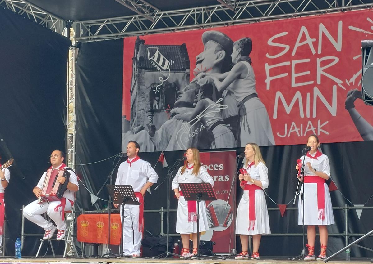 Imagen secundaria 1 - El cabezudo que representa a una sanferminera. El campeonato de ajedrez fue un éxito. A la derecha, Voces Riberas actuando en la Alameda.