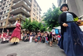 Decenas de familias siguieron el desfile de la comparsa de gigantes y cabezudos por el centro de Pasai Antxo.