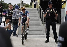 El enfado de Evenepoel tras perder 39 segundos y la alegría de Enric Mas