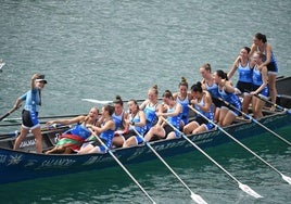 Las remeras de la trainera de Zarautz, tras lograr su segunda bandera este fin de semana.
