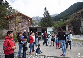 Hainbat lagun Oiartzungo Arditurri meatze gunean antolatutako ekintza baten partaideak.