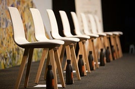 Aurreko NBTko oholtzako irudia, hutsik, bertsolarien zain.