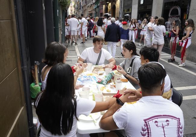 Las cuadrillas disfrutan de los almuercicos.