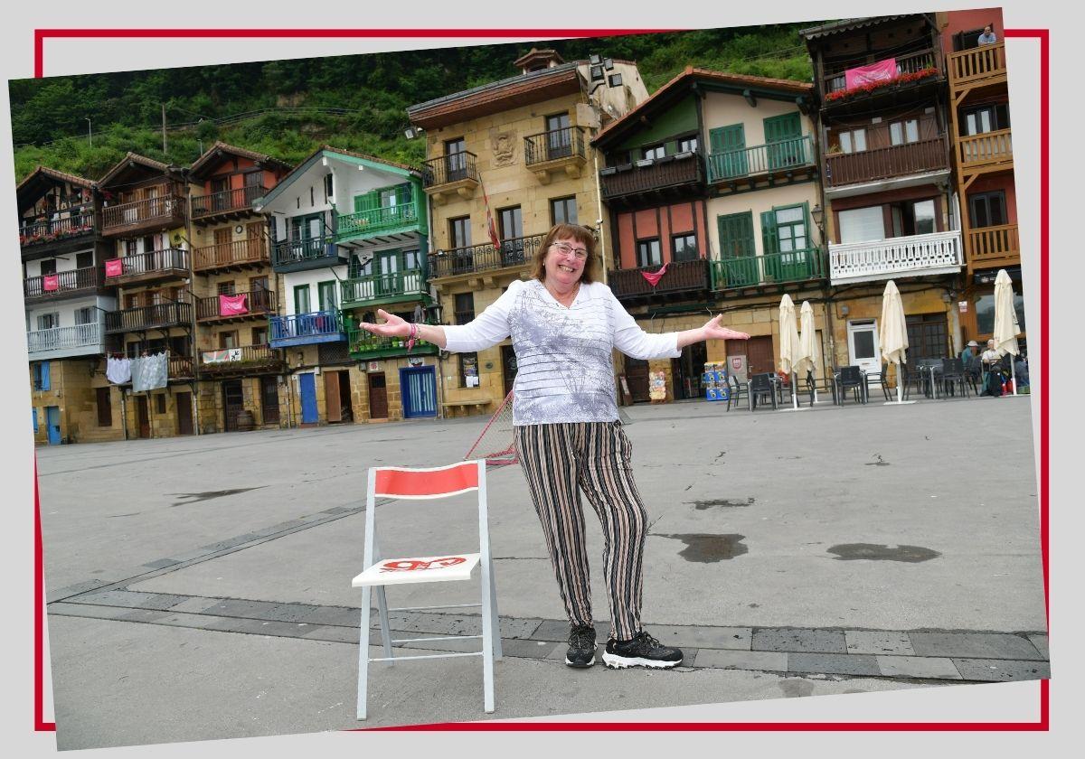 Mila Goikoetxea en la plaza Santiago, donde se encuentra su tienda, heredada de generación en generación.