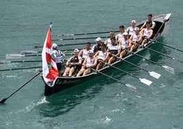 La tripulación de Pedreña con la bandera de Zumaia.