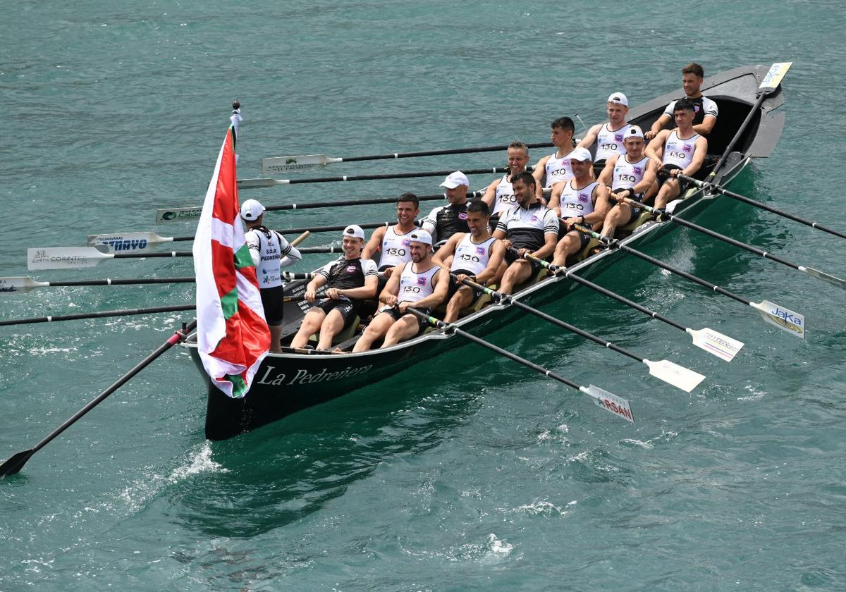 La tripulación de Pedreña con la bandera de Zumaia.