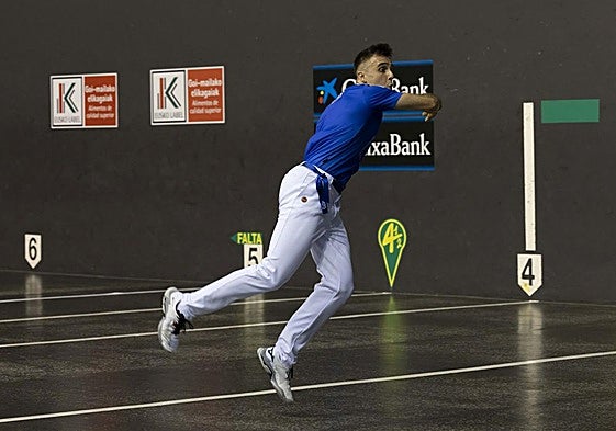 Peña II realiza un saque en la semifinal ante Artola en el Atano.