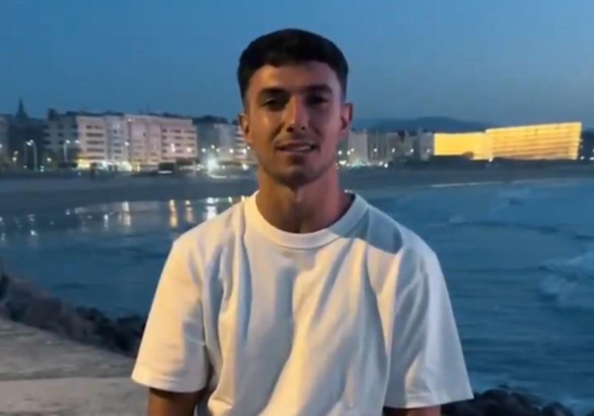 Zubimendi, en el muro de Sagüés de Donostia, lugar donde finaliza su discurso de despedida de la Real.