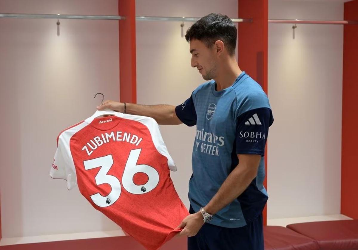 Zubimendi sonriente al ver su camiseta en el Arsenal