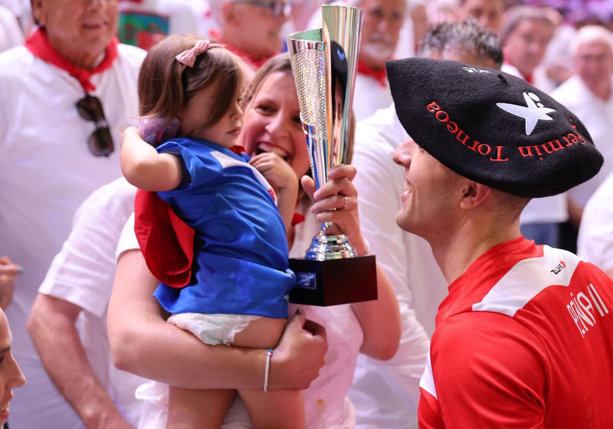 Jon Ander Peña entrega el trofeo a una joven seguidora tras la victoria en la final del Arena