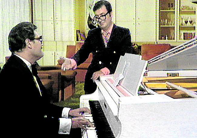 Waldo de los Ríos junto a Chicho Íbañez Serrador, para quien compuso la música de 'La residencia' y '¿Quién puede matar un niño?'.