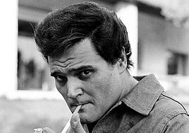 Waldo de los Ríos sujetando un cigarro.