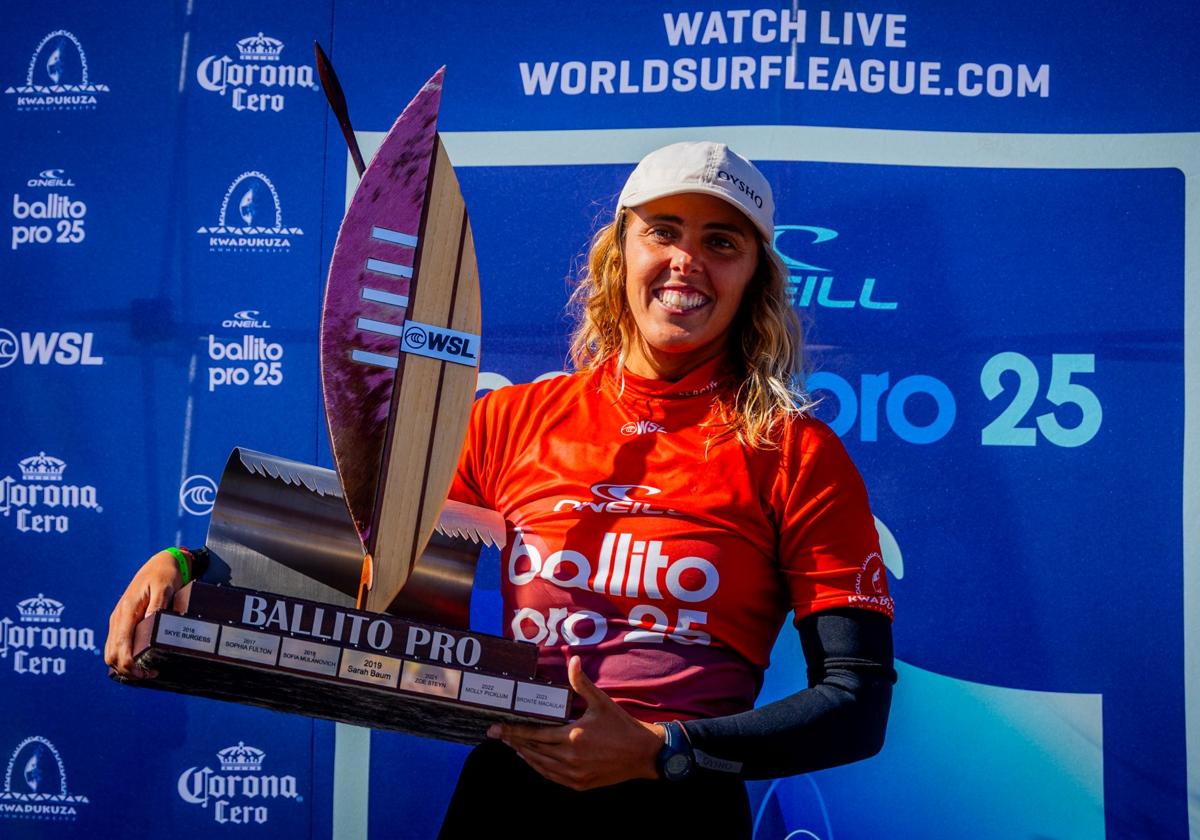 Nadia Erostarbe, con el trofeo conquistado en Ballito (Sudáfrica).