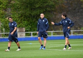 Sergio, en su primer entrenamiento, junto a Casamichana y Jon Alemán.
