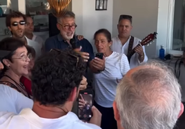 Emilio Aragón y su mujer cantando unos versos para su hija Ichiar, que ha cumplido 40 años.