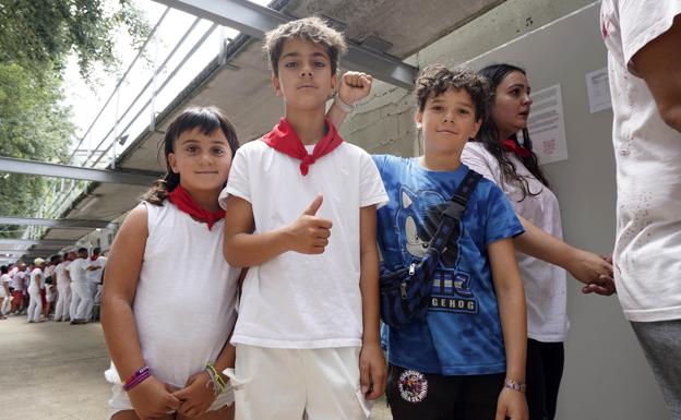 Nahia, Unai y Egoi, en los pasillos de los corrales.