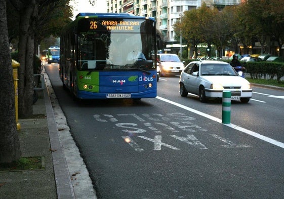 Un autobús de la línea 26 de Martutene circula por la avenida de Madrid.