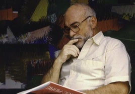 Felipe Iguiñiz, con uno de sus libros, en una imagen de archivo.