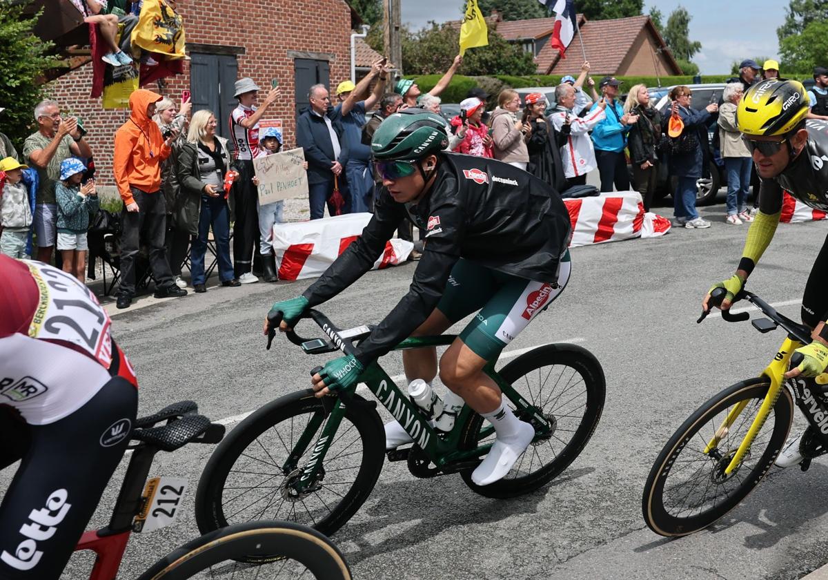 Jasper Philipsen, durante la tercera etapa del Tour, antes de producirse su caída.