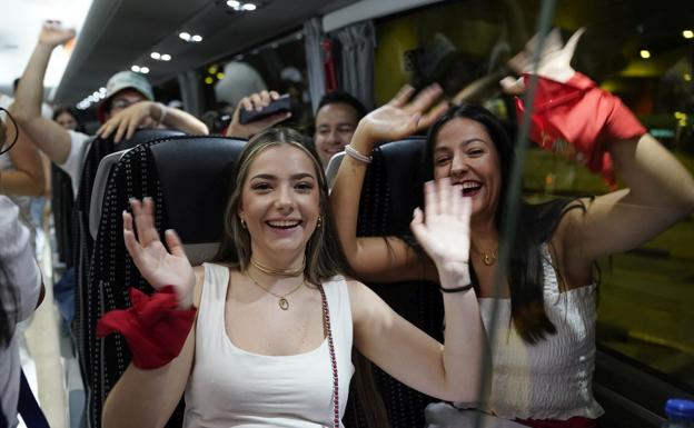 Los más madrugadores llenaron los autobuses desde Donostia.