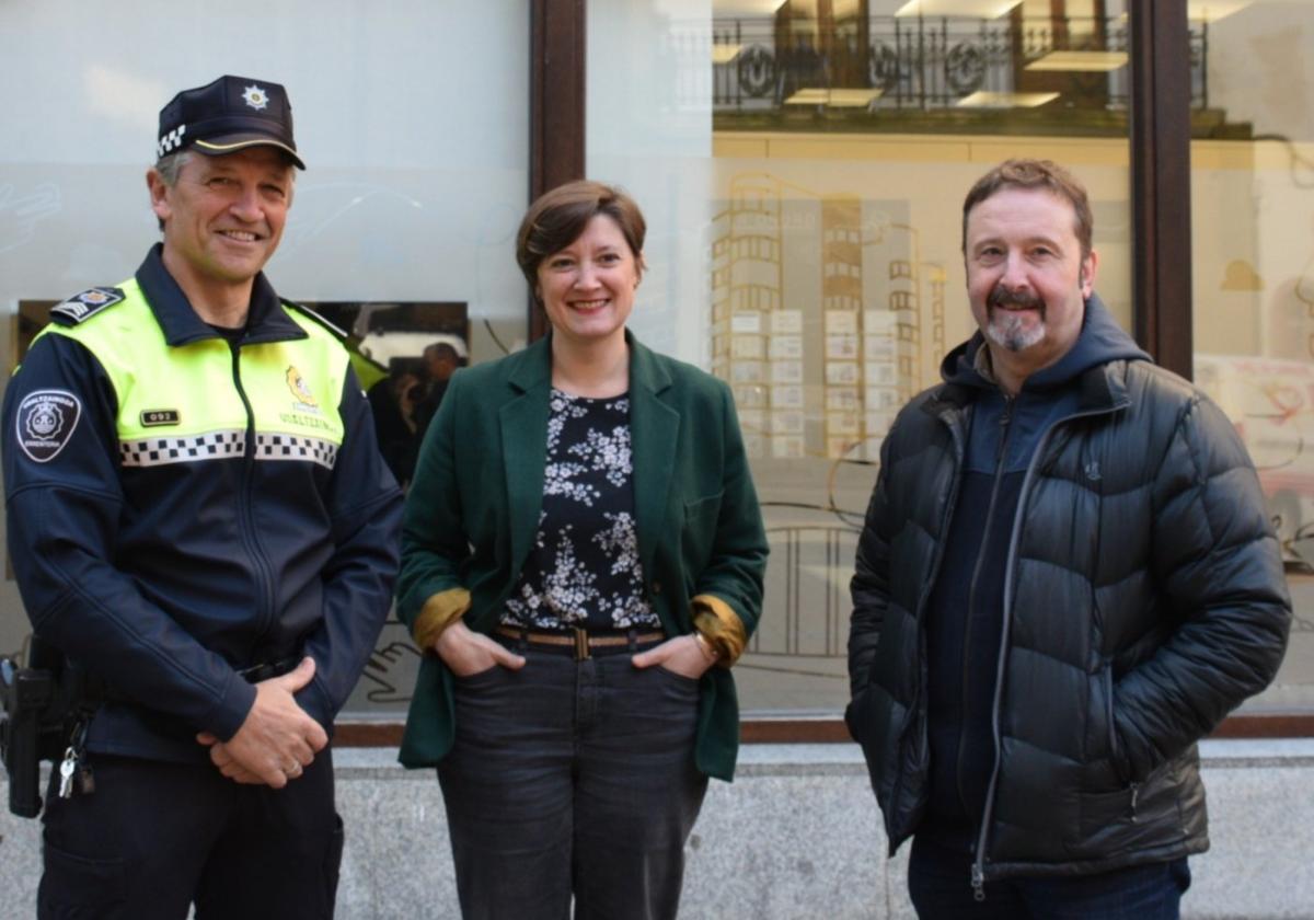 El jefe de la Policía Local Mikel Amenabar, la alcaldesa Aizpea Otaegi y el edil Bernar Lemos en su presentación.