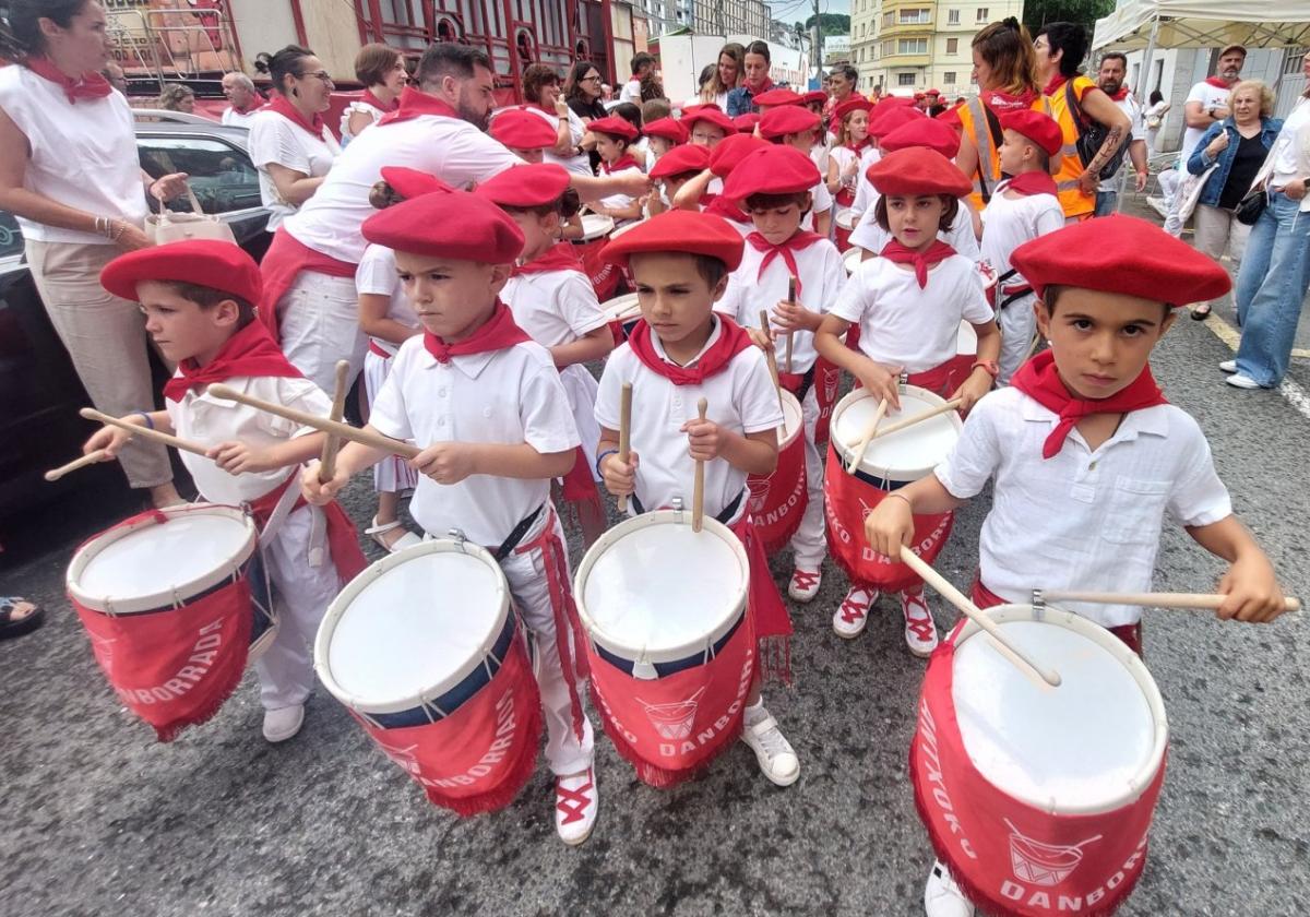 La tamborrada infantil fue la protagonista de la programación festiva durante la tarde.