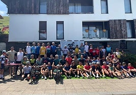 Martitteko igoera berrituan parte hartu zuten korrikalari eta txirrindulariak.