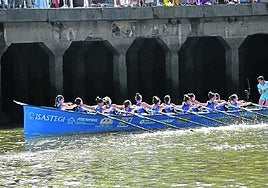 La 'Zerkausia', en la regata por la primera bandera de esta Liga Euskotren, en la ría de Bilbao.