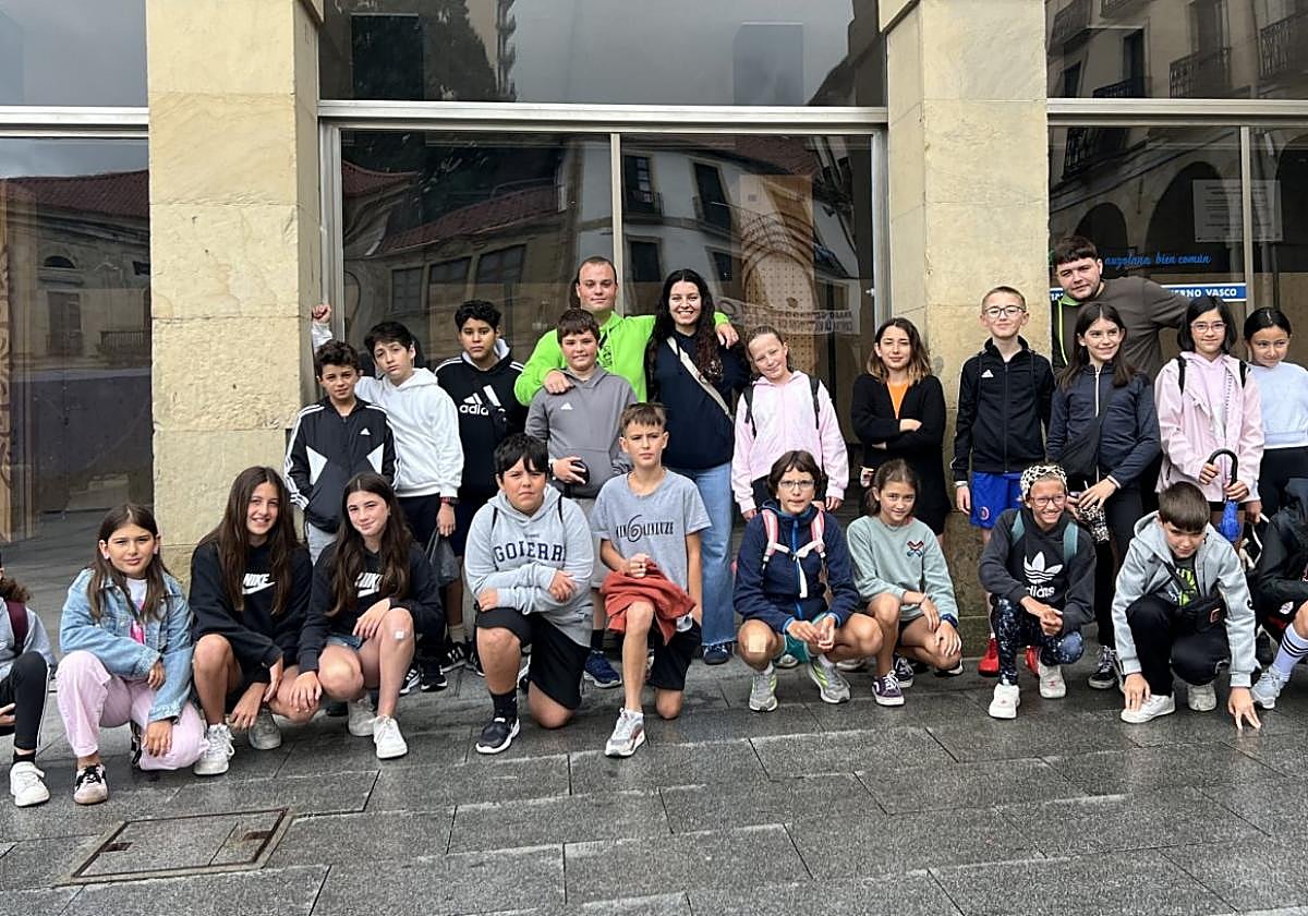 Los más veteranos de las colonias. Grupo de 5º de Primaria tras conocer a sus monitores.