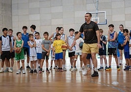 Matías Gallo, en el transcurso de los juegosque organizó ayer en el polideportivo de Altza.