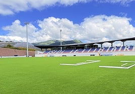 El campo principal de hierba artificial, con su graderío, esta preparado para entrenamientos.